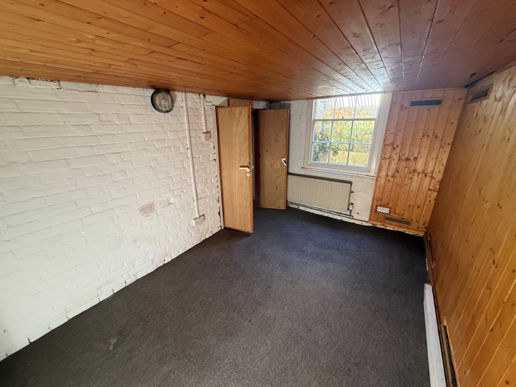 Lot: 97 - FOUR-BEDROOM HOUSE FOR REFURBISHMENT - Cellar
